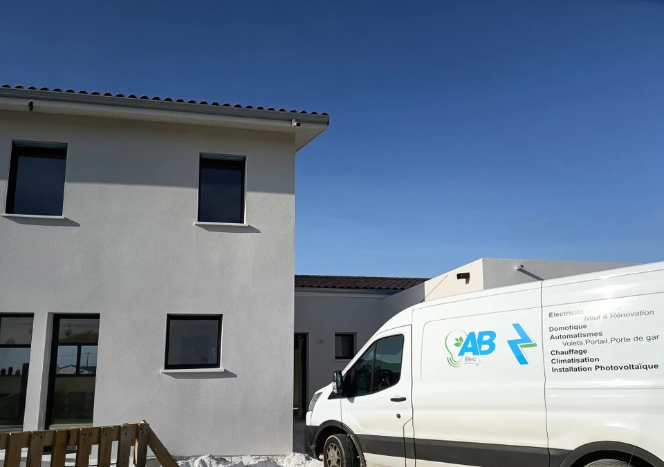 Chambre froide industrielle vide, murs en panneaux sandwich isothermes blancs, deux évaporateurs muraux double ventilateurs montés en hauteur, éclairage LED linéaire plafonnier